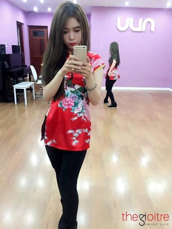 Sau này, Kim Khánh muốn phát triển bản thân với hoạt động kinh doanh. “Với mình, nhảy hay mẫu ảnh chỉ là sở thích, niềm đam mê hiện tại. Mình là người thích sự trải nghiệm, ham sự mới lạ, tính cách lại khá cứng rắn.. nên mình nghĩ bản thân sẽ hợp với công việc kinh doanh, buôn bán hơn”.