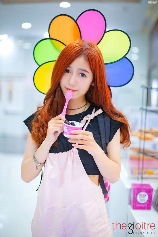 Được biết đến qua nhiều clip nhảy cực chất, ít ai biết được, Kim Khánh chưa từng học qua một trường lớp đào tạo nào về nhảy. Thay vào đó, cô chỉ học qua các clip trên mạng.