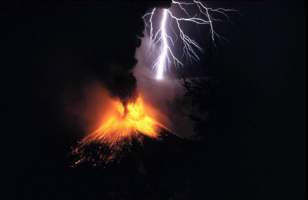 Sét núi lửa hay còn gọi là dông bão bẩn (dirty thunderstorm) thường xảy ra ở các vụ phun trào núi lửa lớn và dữ dội. Các chuyên gia cho rằng hiện tượng trên xảy ra do điện tích xuất hiện khi tro bụi, các mảnh đá trong đám mây bụi núi lửa va chạm với nhau, tạo ra tĩnh điện. Sét núi lửa có thể gây nguy hiểm đến cuộc sống của con người sinh sống ở gần khu vực núi lửa hoạt động.