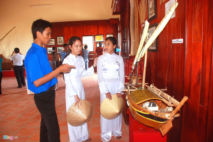 Khinh thuyền Hoàng Sa được ông Đồ huyện đảo Lý Sơn phục dựng giống nguyên mẫu thuở trước giới thiệu khách tham quan ở huyện đảo Lý Sơn.