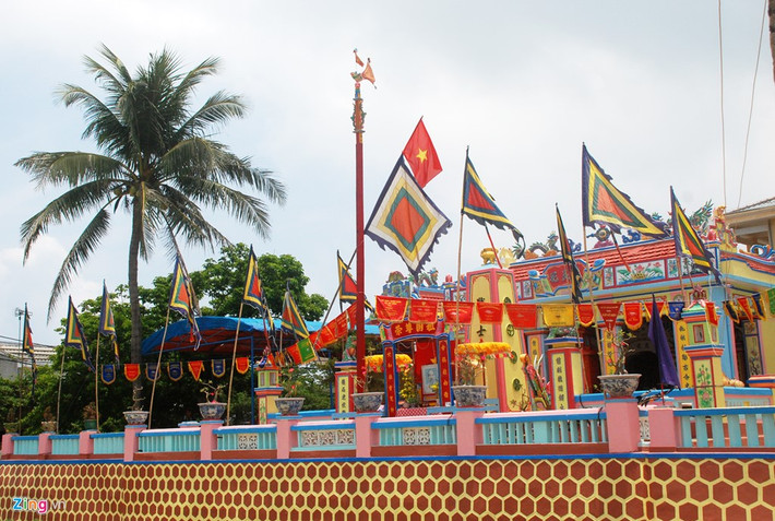 Nhiều năm là thành viên trong Ban khánh tiết lo hương khói, trông nom di tích Âm Linh Tự, hơn ai hết ông Đạt am tường nhiều tư liệu quý, sử sách ghi chép công lao của bậc tiền nhân ra biển đông từ rất sớm để đo đạc hải trình, cắm cột mốc khẳng định chủ quyền biển đảo của Tổ quốc.