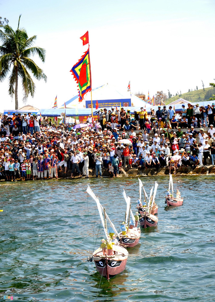 Lễ khao lề thế lính Hoàng Sa tháng 3 âm lịch năm trước, người dân Lý Sơn và du khách vẫn còn lưu nhớ mãi bài văn tế của cụ Đạt: "Hỡi ơi, đất nước Việt Nam trải bao phen lao khổ. Nghĩ đến kẻ điêu linh từ thuở nọ. Chi hay sinh kề ký tử hề quy, ra đi có mấy người trở lại… Xả thân vì Tổ quốc, son sắt một lòng, ngang dọc chí nam nhi. Phong ba dồn dập, tuyết sương chẳng quản, mưa nắng chẳng sờn, Hoàng Sa lãnh hải biển cả mênh mông".