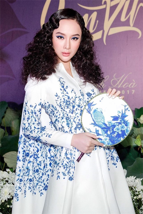 Angela Phương Trinh cũng là người lăng xê nhiệt tình mốt tóc xoăn bà thím khi nó bắt đầu gây sốt ở Hàn Quốc.