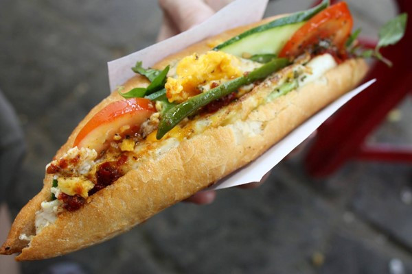 Các loại bánh mì bơ, bánh mì nước phô mai, bánh mì nhồi thịt, kẹo socola được người cung Song Tử vô cùng yêu thích. Họ cũng là người hay ăn uống lung tung thích tìm tòi nếm thử các món ăn lạ.