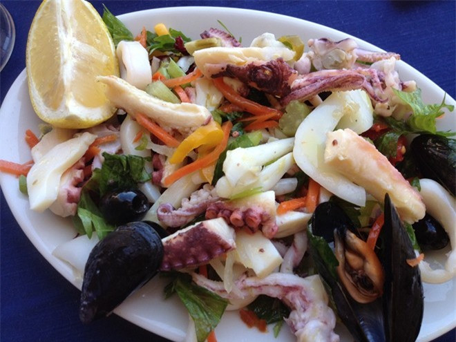 Các món salad với gia vị tinh tế, trà thảo dược, các loại thực phẩm tươi lại là món yêu thích của người cung Xử Nữ.