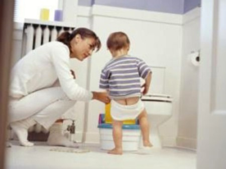 Nếu ép bé nhịn đi vệ ngoài liên tục trong nhiều ngày có thể dẫn tới tình trạng táo bón nghiêm trọng, khiến bé bị đau mỗi khi muốn đi vệ sinh và càng làm bé sợ hãi thậm chí nhịn tiêu lâu hơn.