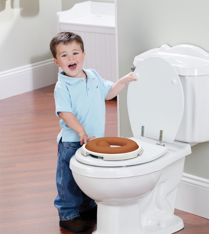 Bên cạnh nhịn đại tiện thì những trẻ bị ép phải nhịn tiểu tiện khiến nước tiểu ứ đọng trong bàng quang lâu ngày sẽ là môi trường cho vi khuẩn xâm nhập và gây nhiễm trùng đường tiết niệu.