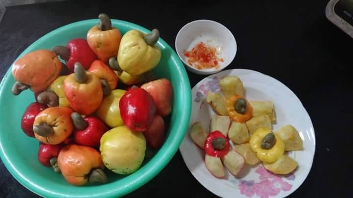 Qủa điều chấm muối ớt. Nguồn ảnh: Ăn gì hôm nay.