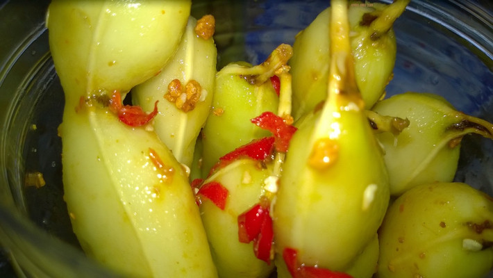 Me chua dầm muối ớt.