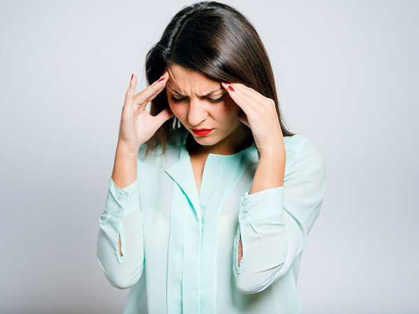Bạn hãy để nàng nguôi giận sau đó từ từ nói rõ ý tưởng của mình những cái được, cái đúng của việc đó để thuyết phục nàng.