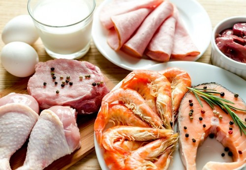 Kiêng ăn trứng đồ tanh khi bị thủy đậu vì dễ bị loang rỗ. Thông tin này cũng là tin đồn không có căn cứ. Trứng chỉ có thể gây ra phản ứng dị ứng nếu bạn có cơ địa dị ứng với trứng. Ngoài ra, trứng không gây ra biến chứng khiến da bạn bị loang trắng hoặc làm mụn thủy đậu bị rỗ như đồn đại.