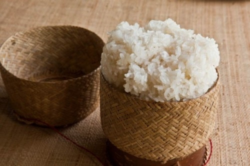 Kiêng ăn đồ nếp khi bị thủy đậu cũng không đúng. Đồ nếp chỉ nên kiêng khi bạn bị những bệnh thận gan hoặc tiểu đường, bạn bị viêm nhiễm có cắt xẻ phẫu thuật chữa bệnh. Gạo nếp không ảnh hưởng đến mụn thủy đậu.
