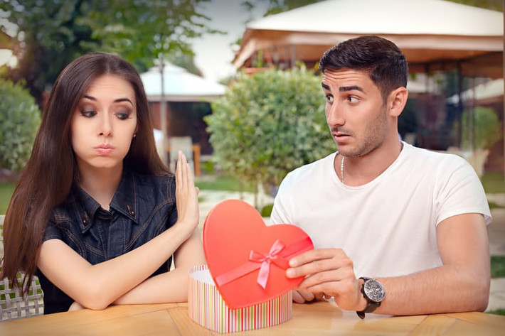 Một cô gái hay đòi hỏi quá nhiều: Đây là cô gái đầu tiên bạn nên tránh hẹn hò cùng. Ban đầu, bạn có thể bị thu hút bởi nàng vì những đòi hỏi của nàng cho bạn cảm giác rằng nàng là người tự tin, thẳng thẳng. Tuy nhiên, về lâu dài, những đòi hỏi không ngừng và ngày càng nhiều của nàng sẽ khiến bạn mệt mỏi.