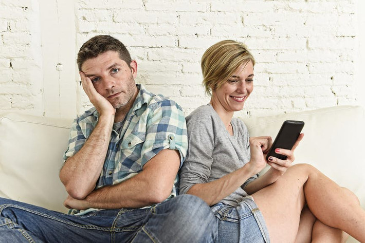 Nếu nàng thường chăm chú vui vẻ với chiếc điện thoại của mình ngay cả khi hai người đang tìm hiểu, bắt đầu hẹn hò với nhau thì bạn nên sớm chấm dứt quan hệ trước khi nó trở nên tồi tệ hơn nữa.