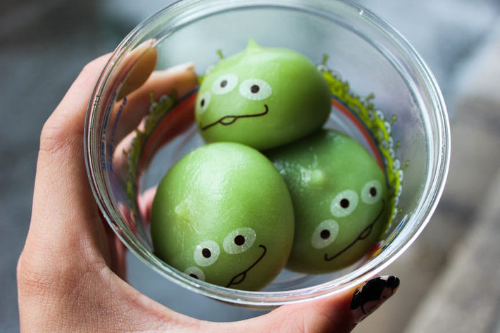 Một món ăn đậm chất Nhật Bản đó là bánh mochi cũng là món ăn được yêu thích ở công viên Disney.