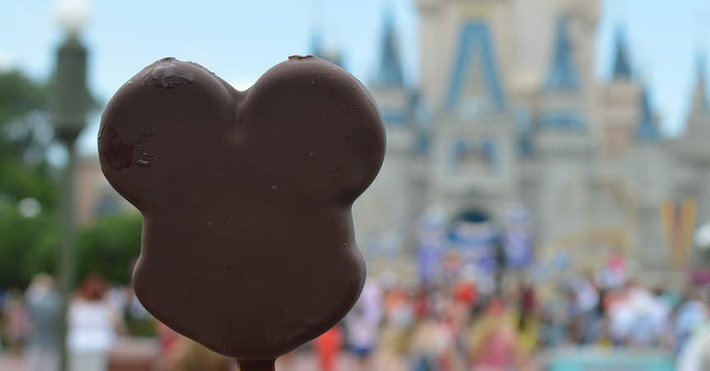 Món kem hình chuột Mickey phủ socola đây là món ăn truyền thống của Disneyland từ rất lâu đời.