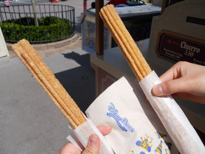 Bánh quế que lại là món tráng miệng được trẻ em rất yêu thích ở Disneyland.