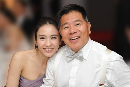 Cặp chồng già vợ trẻ Lê Tư – Mã Đình Cường cũng nổi tiếng và được ngưỡng mộ không kém. Lê Tư kém chồng tới 15 tuổi nhưng họ yêu nhau sống bên nhau hạnh phúc hòa hợp bất ngờ.