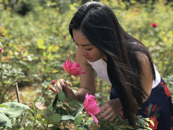 Chị Hằng Karose chia sẻ: "Tôi bị mê mẩn bởi vẻ đẹp của các loại hoa hồng, nhưng tôi lại không thích trồng các giống hoa hồng ngoại, chỉ thích trồng hoa hồng bản địa.