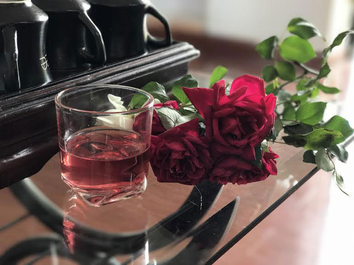 Hiện nay, trà mà gia đình chị sử dụng hàng ngày và để tiếp khách đều được làm từ hoa hồng hái từ vườn của chị.