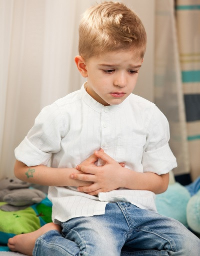 Với những đứa trẻ thường xuyên bị đe dọa ép phải nhịn tiểu tiện lâu ngày sẽ khiến những độc tố trong phân bị giữ lại trong cơ thể khiến cơ thể bé bị suy nhược, mệt mỏi.
