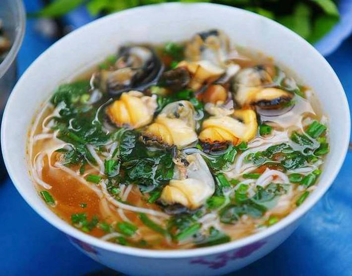 Sau bún riêu thì bún ốc cũng là món ăn được nhiều người chọn lựa thưởng thức nhất.