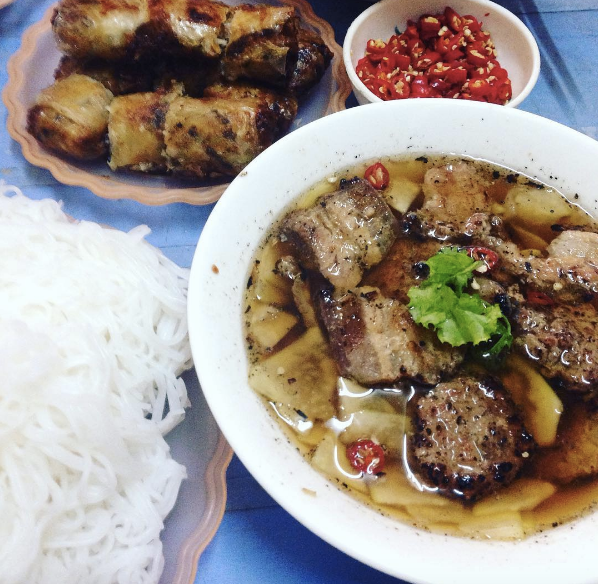 Cuối cùng trong danh sách này bạn không nên bỏ qua món bún chả truyền thống nổi tiếng. Nguồn ảnh: Món ngon Hà Nội, Lozi.