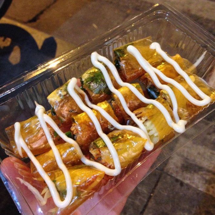 Bánh tráng cuốn: Món ăn ngon giải ngán ngấy này mang phong cách miền nam với nhiều vị từ chua, cay, mặn, ngọt kết hợp hài hòa của các loại gia vị với nhau sẽ làm bạn không bị chán ngán.