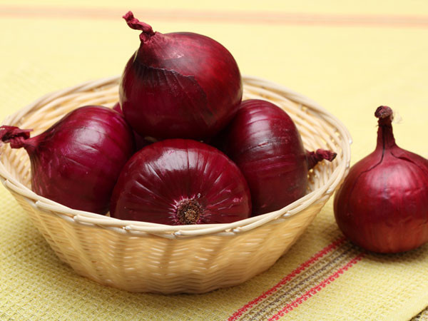 Trong củ hành tây có chứa một hợp chất chống oxi hóa giúp chống lại cơn dị ứng giúp điều trị dị ứng trong đó có bệnh hen suyễn rất hiệu quả.