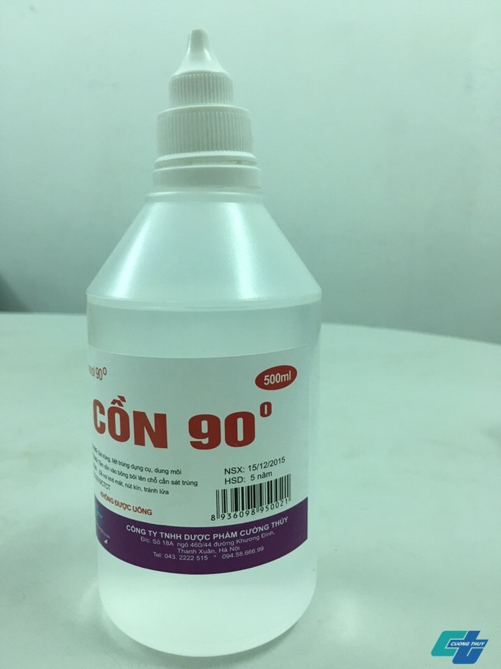 Bất ngờ hơn cả chính các bác sĩ còn tự trồng sắn để chưng cất và chế ra cồn sát trùng trong hoàn cảnh thiếu thốn, chiến tranh.
