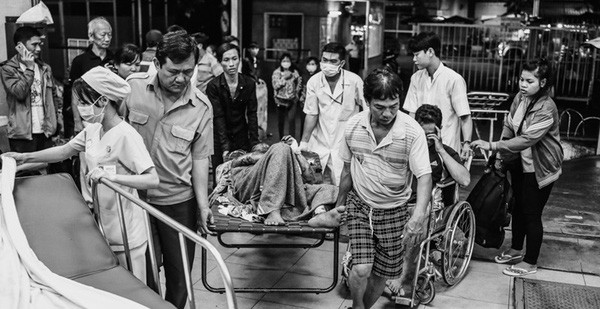 Những ca phẫu thuật thời bao không không có điện, không đủ ánh sáng, các bác sĩ còn là những người tự tạo ra điện bằng cách nối chiếc xe đạp vào máy phát, sau đó cử một người khỏe mạnh đạp xe chạy máy phát ra điện để mổ gấp cứu người. Nguồn ảnh minh họa: Infornet, Trang thiết bị y tế, Bác sĩ nội trú.