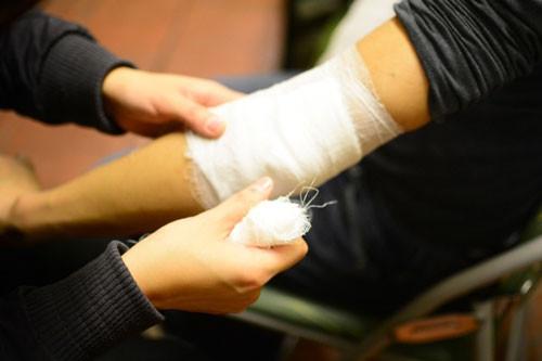 Đặc biệt vải dù còn được tận dụng để băng bó vết thương…