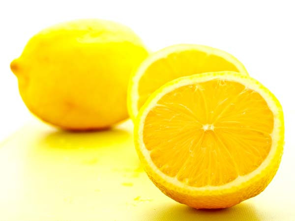 Chanh: Trong quả chanh thì chứa nhiều chất chống oxy hóa, vitamin C giúp chống dị ứng cho cơ thể.