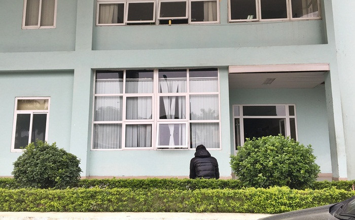 Trước một khu khám bệnh cũng không thiếu bóng cây xanh. Trong hình, một bệnh nhân đang ngồi chờ trước một bồn cây được chăm sóc cẩn thận.