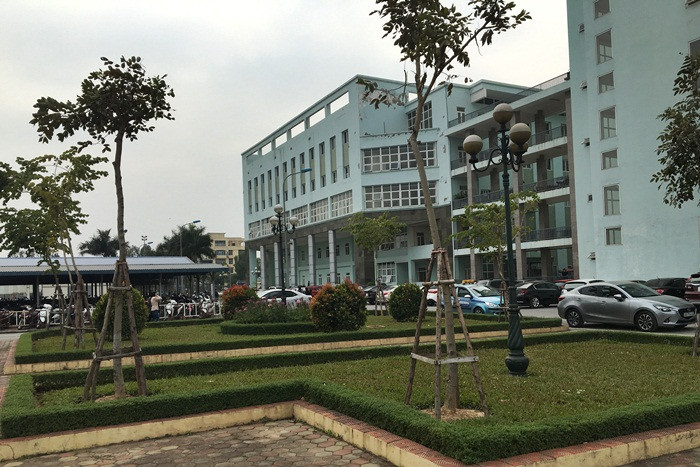 Bệnh viện còn có vườn hoa được trồng cây và nhiều loại hoa tiện cho những bệnh nhân nội trú tại viện đi lại thư giãn.