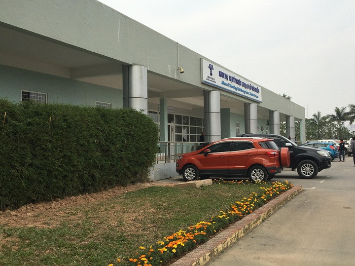 Hình ảnh ghi lại tại trước khu xạ trị kỹ thuật cao cơ sở Tân Triều. Thay cho loạt rào sắt cứng nhắc là những dãy cây trúc xanh mướt, thảm cỏ và hoa tươi mát mắt.