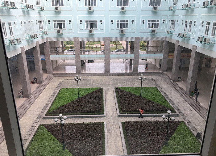Tuy nhiên, hiện tại, khi tới khám chữa bệnh tại Bệnh viện K Tân Triều màu xanh mướt của cây xanh, hoa tươi khắp bệnh viện sẽ khiến bạn choáng ngợp và ngỡ ngàng.