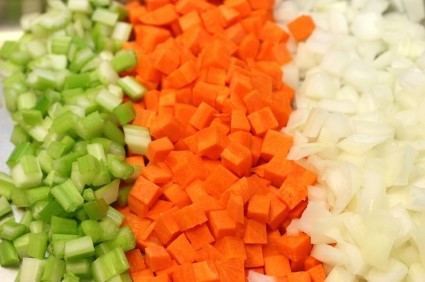 Khi chế biến món súp, cơm chiên, salad, món viên rán bạn phải thái rau củ theo hình hạt lựu nhỏ nhất, kích thước thường khoảng 2x2x2mm.