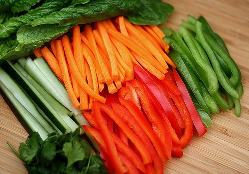 Những món ăn như salad, món xào, món nem cuốn bạn phải thái rau củ thành dạng que nhỏ, mỏng, độ dày cỡ 2mm và dài khoảng 4cm.