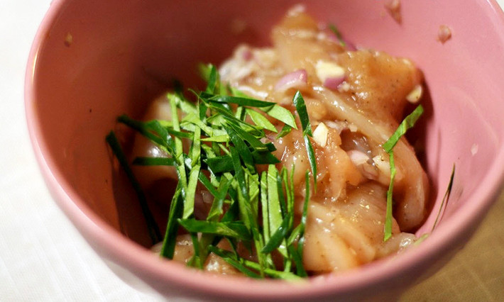 Nếu dùng rau củ quả để làm rau sống ăn kèm bún phở miến hoặc rắc lên món ăn thì phải thái thành dạng sợi nhỏ và mảnh.
