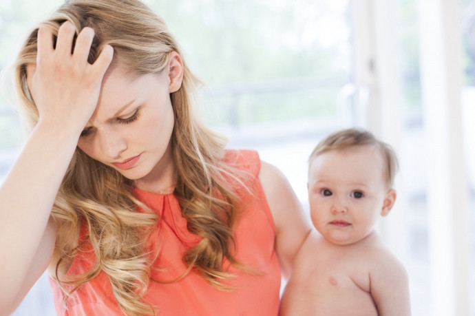 Bệnh trầm cảm sau sinh xảy ra có thể do việc cơ thể chị em bị giảm đột ngột lượng estrogen và progestrogen góp phần khiến hormone tuyến giáp thay đổi nhanh chóng gây ra cảm giác mệt mỏi.