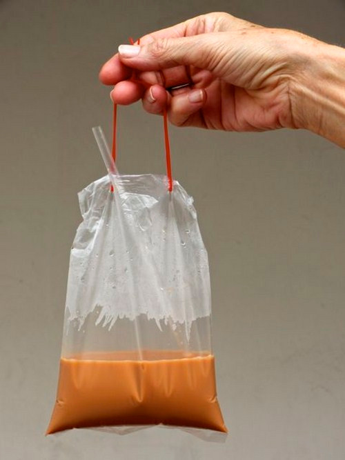 Theo kết quả nghiên cứu của nhiều nhà khoa học thì các loại túi ni lông màu nếu sử dụng để chứa thực phẩm có thể khiến thực phẩm nhiễm các kim loại như chì, clohydric gây tác hại cho não và là nguyên nhân gây ung thư phổi.