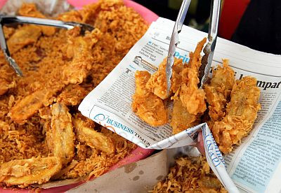 Ở nước ta, thường tùy tiện sử dụng nhiều loại giấy khác nhau để gói đồ ăn nhanh, bánh mì, xôi nóng... vì thế những nguy cơ nhiễm độc từ các loại giấy gói đồ ăn nhanh bạn có thể gặp phải nhiều hơn hẳn.