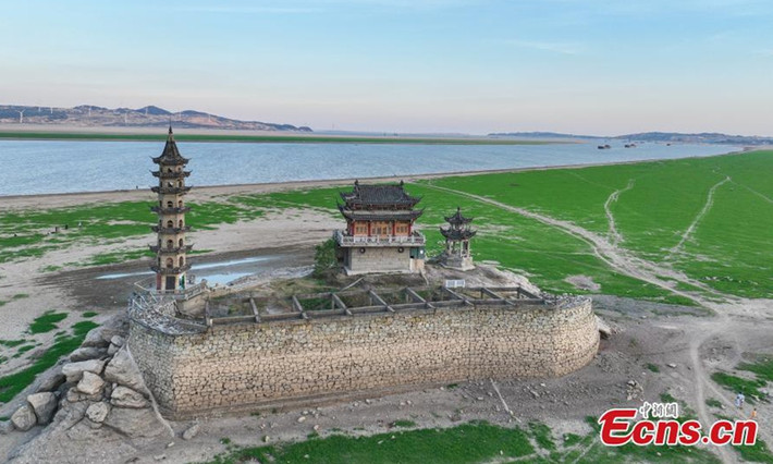 Theo các chuyên gia, Lạc Tinh Đôn là một hòn đảo đá nhỏ, cao 21,8m, rộng 1.800 m2, được bao quanh bởi nước hồ.