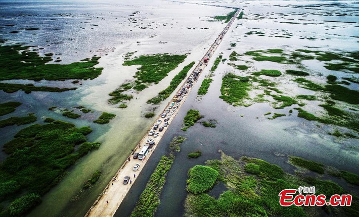 Trung Quốc đang trải qua đợt nắng nóng và hạn hán kỷ lục. Nhiều địa phương ghi nhận mức nhiệt độ vượt quá 40 độ C. Theo đó, nhiều ao hồ, sông suối ở Trung Quốc khô cạn. Hồ Bà Dương ở tỉnh Giang Tây được biết đến là hồ nước ngọt lớn nhất Trung Quốc cũng ở trong tình trạng đó.