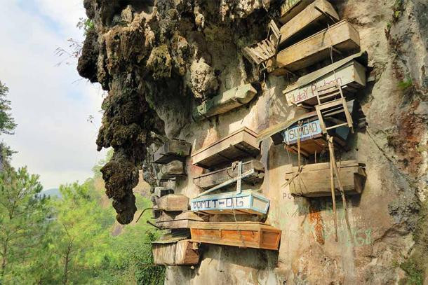 Vùng núi Sagada ở phía bắc Philippines là nơi lưu giữ "kỳ quan" của người Igorot. Đó là những quan tài gỗ treo lơ lửng trên vách đá. Người Igorot thực hiện tập tục chôn cất này cách đây hơn 2.000 năm.