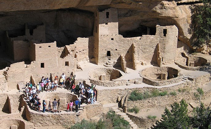 Theo các chuyên gia, Cliff Palace có 4 tầng, 150 phòng, 23 kiva. Công trình đồ sộ này do người Pueblo cổ đại (tổ tiên của người bản địa ở Tây Nam nước Mỹ) xây dựng. Người Pueblo bắt đầu xây dựng nhà ở trong các vách đá vào khoảng giữa những năm 1100. Họ tạo ra "kỳ quan" đồ sộ này từ những khối đá đẽo gọt bằng tay. Không chỉ là nhà ở, Cliff Palace còn là một địa điểm văn hóa xã hội, hành chính với việc tổ chức các nghi lễ thường xuyên.