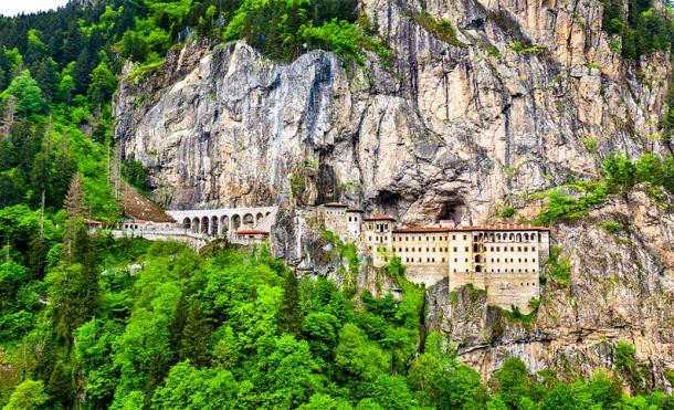 Tu viện Sumela ở Trabzon, Thổ Nhĩ Kỳ đã được UNESCO công nhận là Di sản Văn hóa Thế giới. Công trình này được xây dựng trên một vách núi cheo leo cao 1.200m.