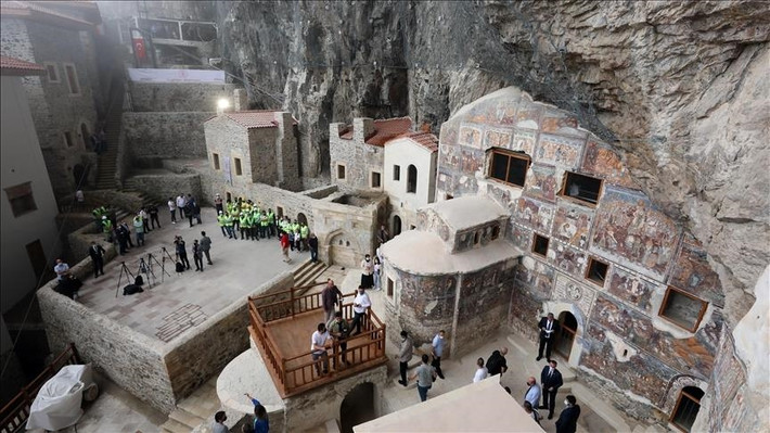 Bên trong tu viện Sumela có 72 căn phòng bao gồm: nhà thờ đá, các nhà nguyện, bếp, phòng học, phòng tiếp khách, một thư viện lớn... Phần trung tâm của tu viện được đào sâu vào lòng núi và có thêm phần hậu cung xây bằng gạch. Nhiều bức tranh tường mang chủ đề tôn giáo thu hút du khách khi ghé thăm tu viện.