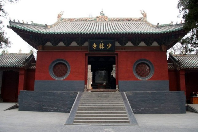 Thiếu Lâm tự nằm ở Trịnh Châu, thị xã Đăng Phong, tỉnh Hà Nam, Trung Quốc. Ngôi chùa cổ này được xây dựng vào năm 495, trong triều đại Bắc Ngụy. Đến năm 1983, chùa được công nhận là Tu viện Phật giáo quốc gia quan trọng của Trung Quốc.
